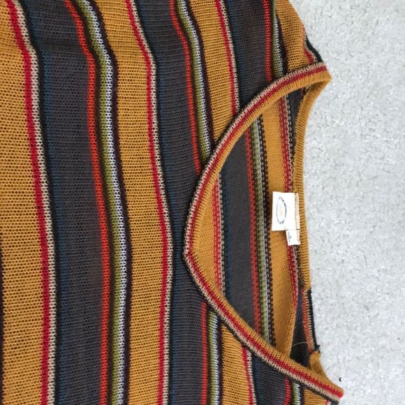 A warm colored sweater - Picture 2 of 3